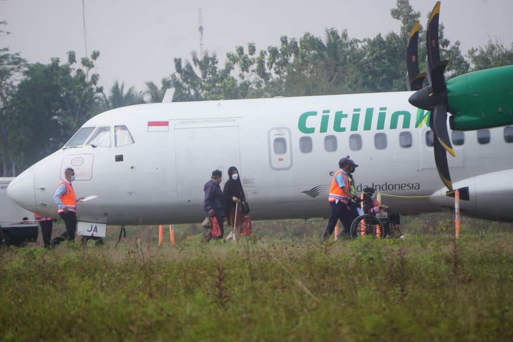 Penumpang naik ke pesawat Citilink untuk terbang ke Halim Perdanakusuma dari Bandara Jenderal Besar Soedirman di Lanud Wirasaba, Purbalingga, Jawa Tengah, Kamis (3/6/2021).