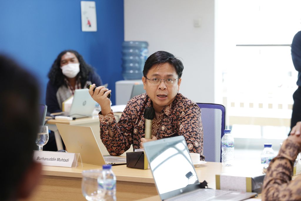 Direktur Eksekutif Indikator Politik Indonesia Burhanuddin Muhtadi dalam acara Kompas100 CEO Forum di kantor redaksi Harian <i>Kompas, </i>Jakarta, Senin (10/10/2022), 