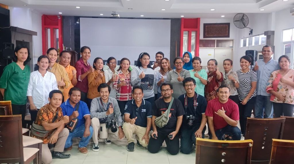 Foto bersama perwakilan para guru honorer lulus <i>passing grade</i> tahun 2021 dengan anggota Komisi X DPR, Anita Gah, di Kupang, Sabtu (25/2/2023. 