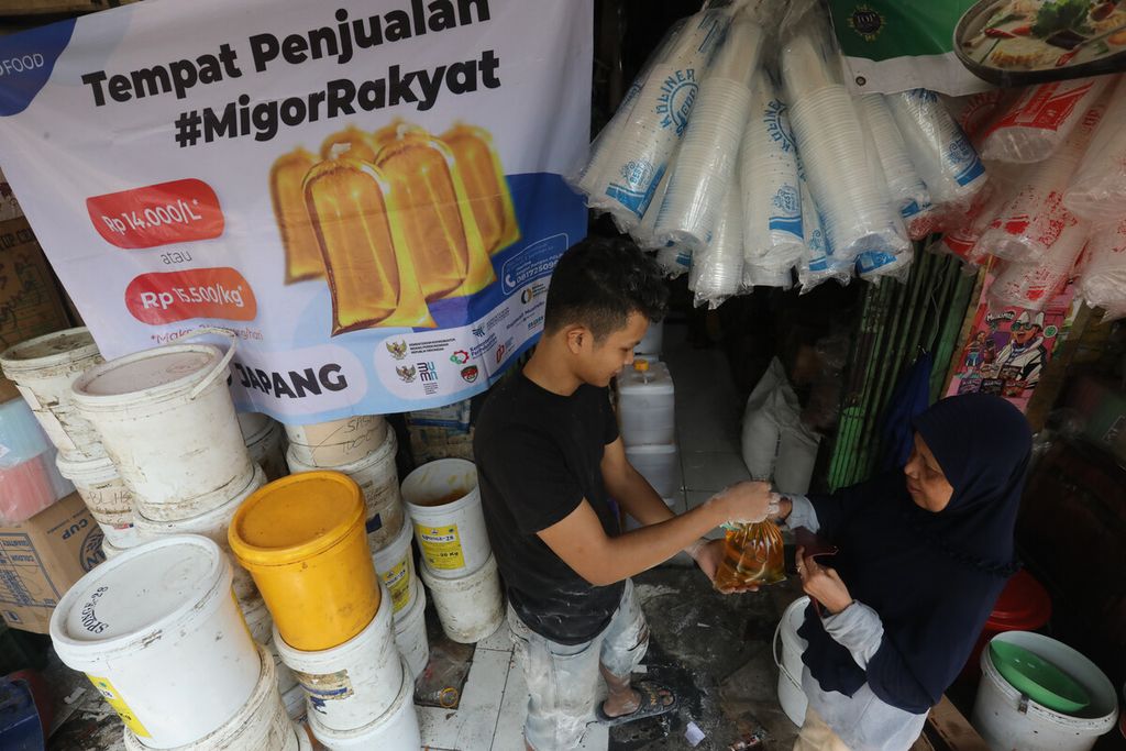 Warga membeli minyak goreng curah bersubsidi di Pasar Kramat Jati, Jakarta (28/6/2022). Lonjakan harga sembako yang berlangsung berbulan-bulan membuat kinerja pemerintah disorot publik.