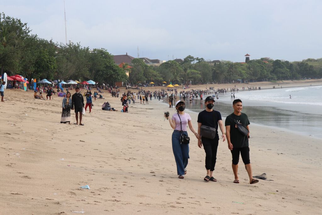 Suasana Pantai Kuta, Badung, Bali, yang diramaikan oleh wisatawan domestik, Selasa (23/11/2021).