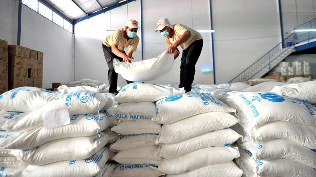 Pekerja menata tumpukan karung berisi gula rafinasi sebagai salah satu bahan baku untuk produksi di pabrik pembuat bahan makanan di Kawasan Industri Mekar Jaya, Tangerang, Banten, Senin (25/9/2017).