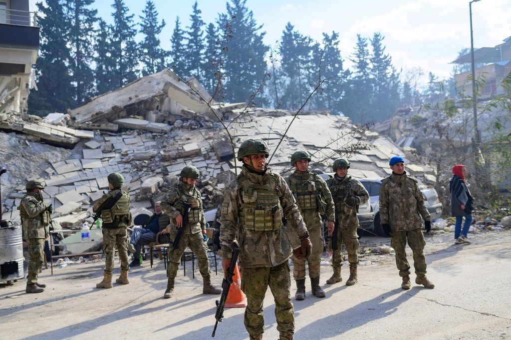 Tentara Turki berjaga-jaga di dekat sebuah bangunan yang ambruk akibat gempa di Hatay, Turki, Sabtu (11/2/2023). 