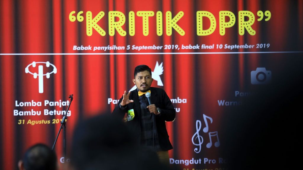 Penampilan salah satu peserta komedi tunggal atau <i>stand up comedy</i> dalam lomba <i>stand up comedy</i> Kritik DPR di Kompleks Parlemen, Senayan, Jakarta, Kamis (5/9/2019).