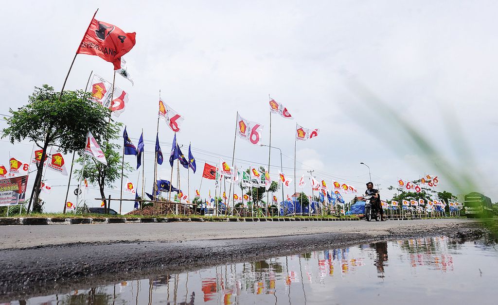 Ratusan bendera partai politik terpasang di pinggir jalan di kawasan Karangrejo, Kabupaten Demak, Jawa Tengah, Sabtu (8/2). Menjelang pemilu, partai politik melakukan sosialisasi, salah satunya pemasangan bendera partai secara masif di berbagai sudut kota.