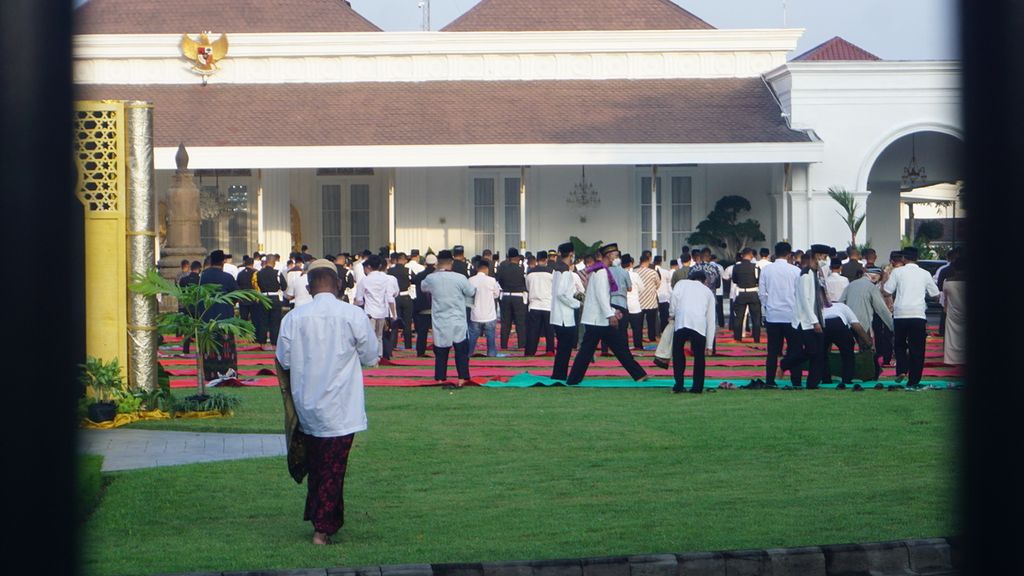 Presiden Joko Widodo melaksanakan shalat Idul Fitri di Gedung Agung Yogyakarta, Senin (2/5/2022). Semula, shalat tersebut digelar tertutup. Di sela-sela pelaksanaan, warga diperbolehkan masuk untuk ikut shalat bersama Presiden.