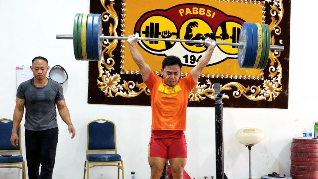 Lifter Eko Yuli Irawan (61 kg) berlatih di pelatnas angkat besi di Jakarta, 22 Oktober 2018.