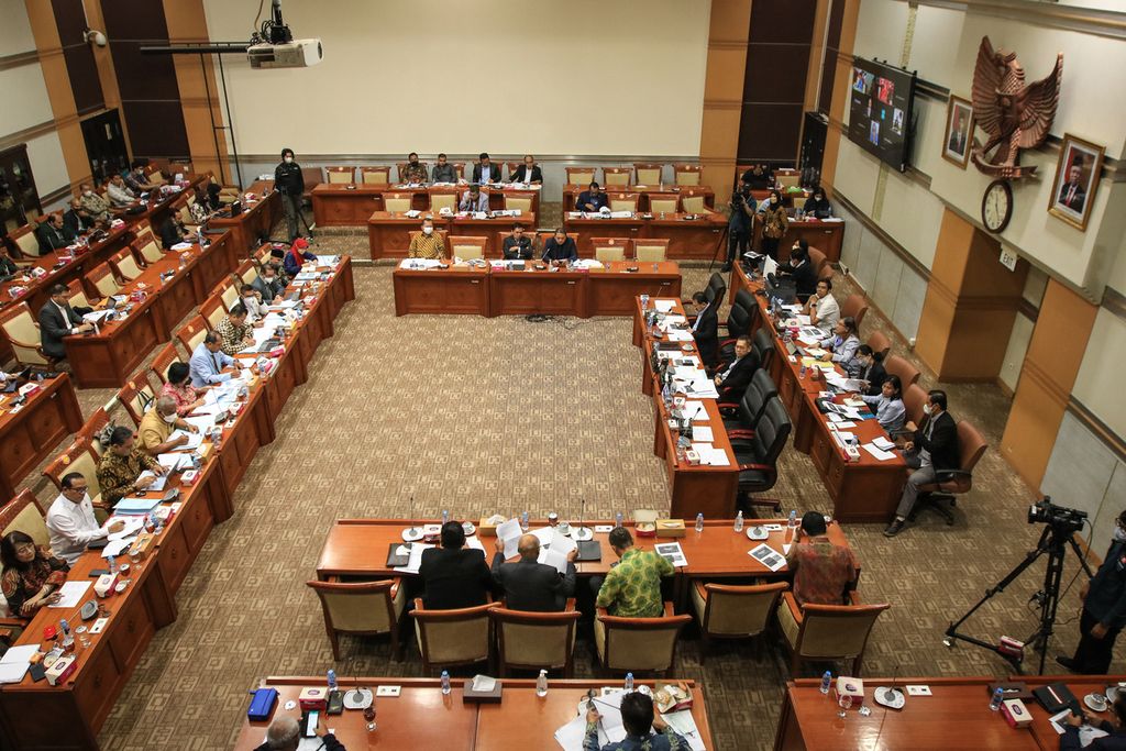 Suasana rapat kerja Komisi III DPR bersama Wakil Menteri Hukum dan Hak Asasi Manusia Edward Omar Sharif Hiariej untuk membahas Rancangan Kitab Undang-Undang Hukum Pidana (RKUHP) di Kompleks Parlemen, Jakarta, Kamis (24/11/2022). 