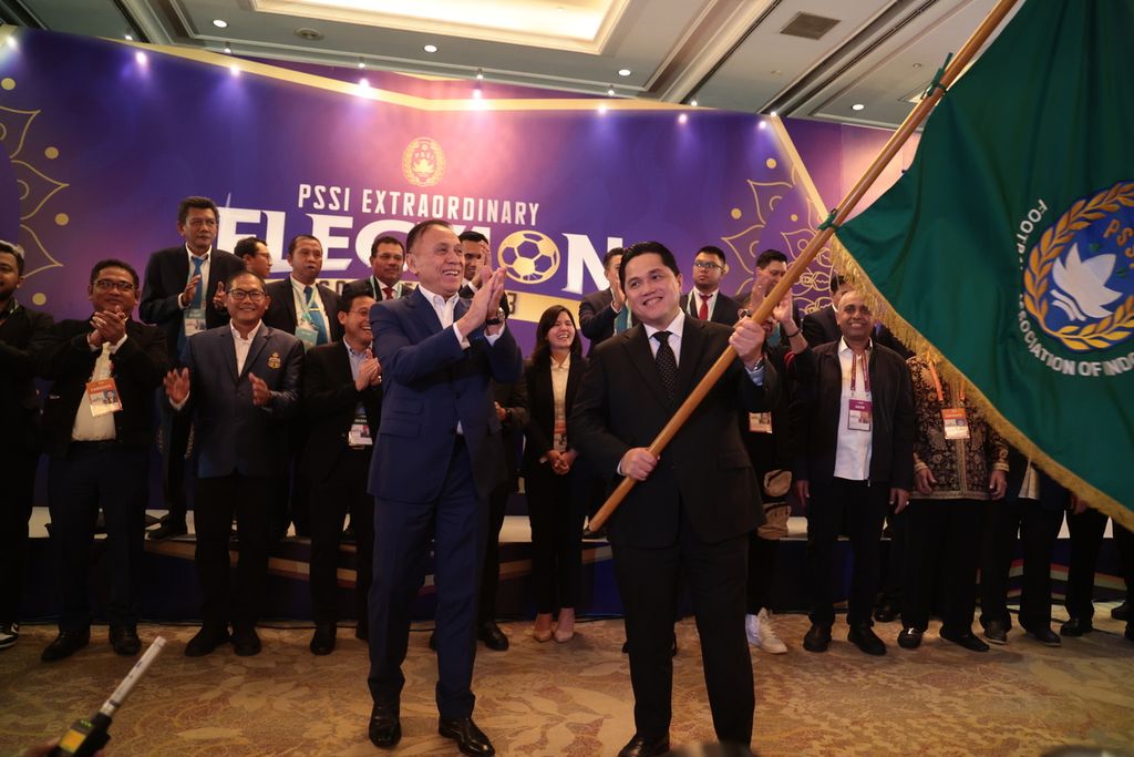 Ketua Umum PSSI periode 2024-2027 Erick Thohir (kanan depan) menerima bendera PSSI dari Ketua Umum PSSI periode 2019-2023 Mochamad Iriawan saat serah terima jabatan seusai Kongres Luar Biasa PSSI di Jakarta, Kamis (16/2/2023).