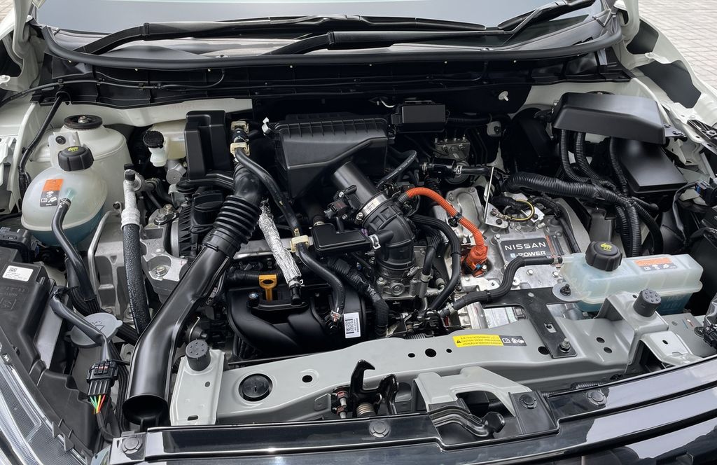 Ruang mesin Nissan Kicks e-Power yang juga menyimpan motor listrik yang menggerakkan roda depan. Mesin yang digunakan berfungsi untuk mengisi daya baterai yang menyuplai tenaga ke motor listrik.