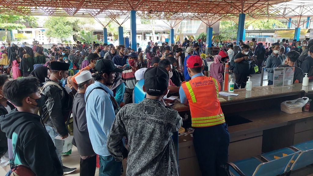 Calon penumpang kapal laut dari Banjarmasin ke Surabaya mengantre <i>check-in</i> di Terminal Penumpang Bandarmasih, Pelabuhan Trisakti, Banjarmasin, Kalimantan Selatan, Jumat (6/5/2022). 