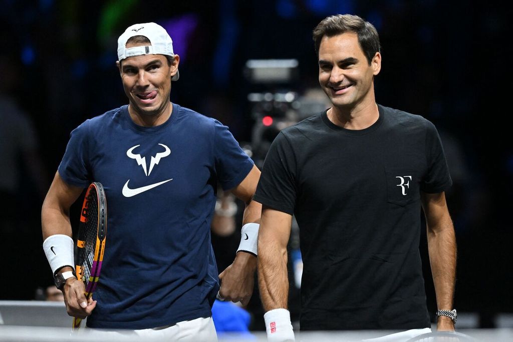 Petenis Swiss, Roger Federer (kanan), dan petenis Spanyol, Rafael Nadal, saat berlatih bersama untuk turnamen Piala Laver 2022 di O2 Arena London, Kamis (22/9/2022). Federer dan Nadal bergabung dalam satu tim, yaitu Tim Eropa. Turnamen ini sekaligus menjadi turnamen perpisahan bagi Federer yang akan pensiun.