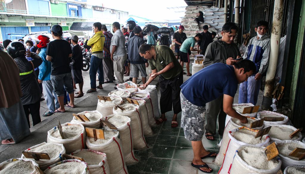 Calon pembeli memilih beras yang dijual di salah satu toko di Pasar Induk Beras Cipinang, Jakarta Timur, Minggu (5/3/2023). 