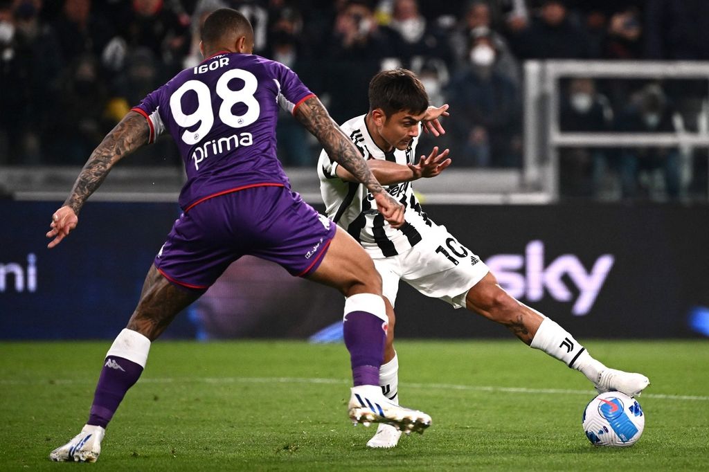 Pemain Juventus Paulo Dybala (kanan) berebut bola dengan pemain Fiorentina Igor Julio pada laga kedua semifinal Coppa Italia di Stadion Juventus, Turin, Kamis (21/4/2022) dini hari WIB. Juventus menang 2-0 dan unggul 3-0 secara agregat. 