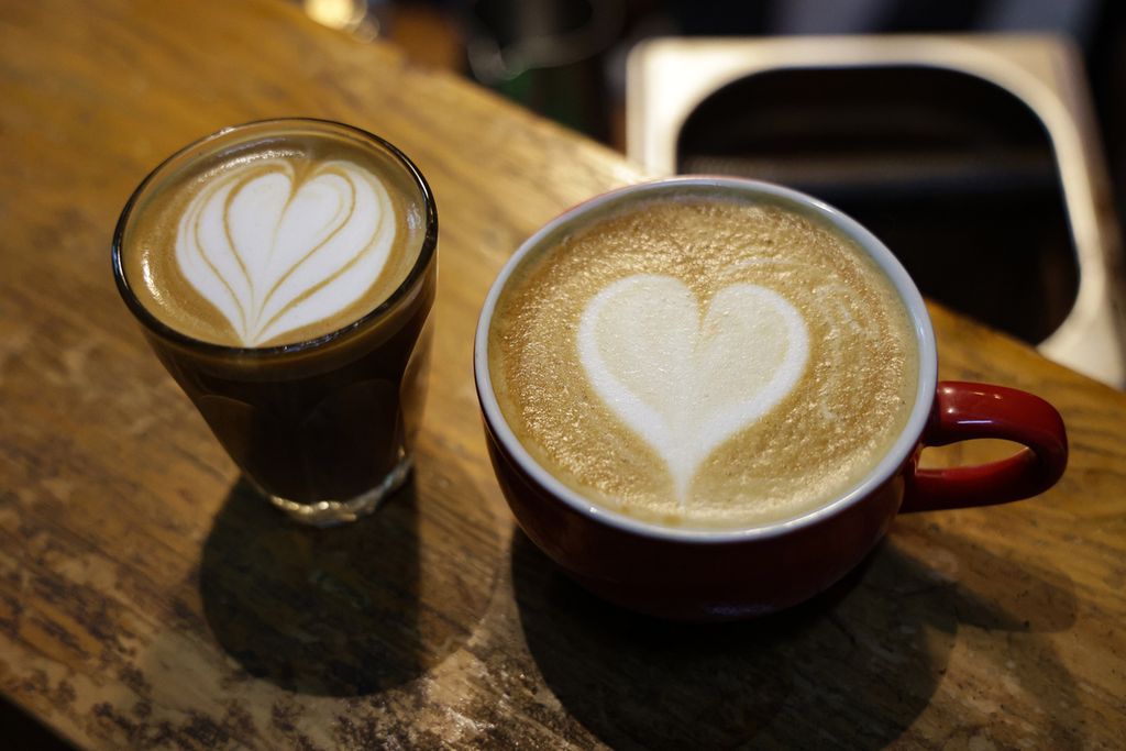 <i>Latte art</i> hasil dari pelatihan singkat barista di Dunia Kopi, Pasar Santa, Kebayoran Baru, Jakarta Selatan, Rabu (25/1/2023). 