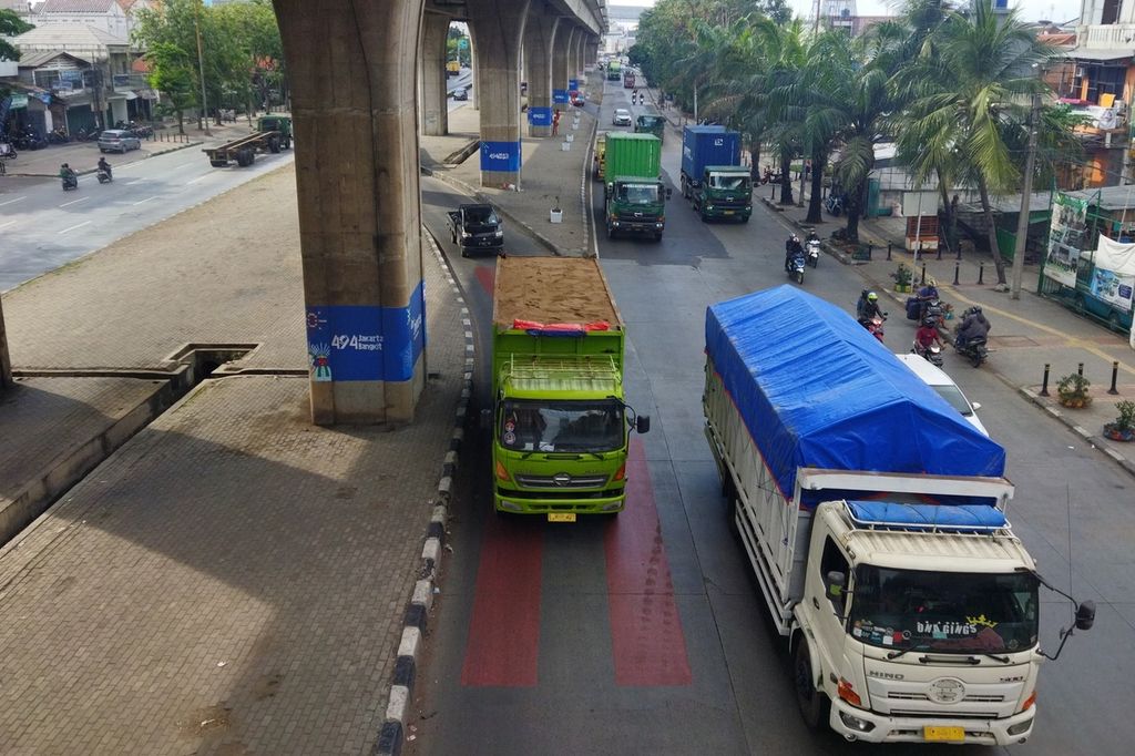 Sejumlah kendaraan dan truk melintas di Jalan Bugis, Kebun Bawang, Jakarta Utara, Selasa (7/6/2022). Tren aksi nekat sekelompok remaja menghentikan truk di jalan raya meresahkan sopir truk.