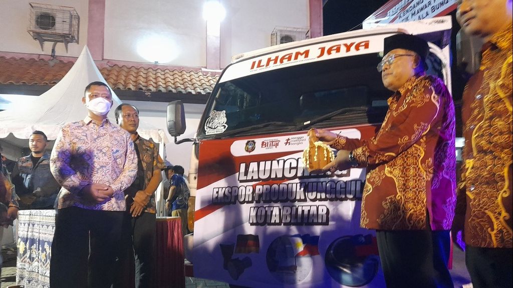 Wali Kota Blitar Santoso (kanan) meluncurkan produk ekspor unggulan Kota Blitar sebelum penyerahan penghargaan pada acara RT Keren Awards 2022 di Graha Patria, Kota Blitar, Jawa Timur, Jumat (9/11/2022).