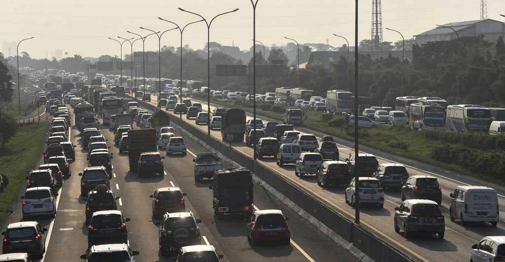 Kepadatan volume kendaraan di Tol Jakarta-Cikampek Km 54, Karawang, Jawa Barat, Minggu (8/5/2022). 