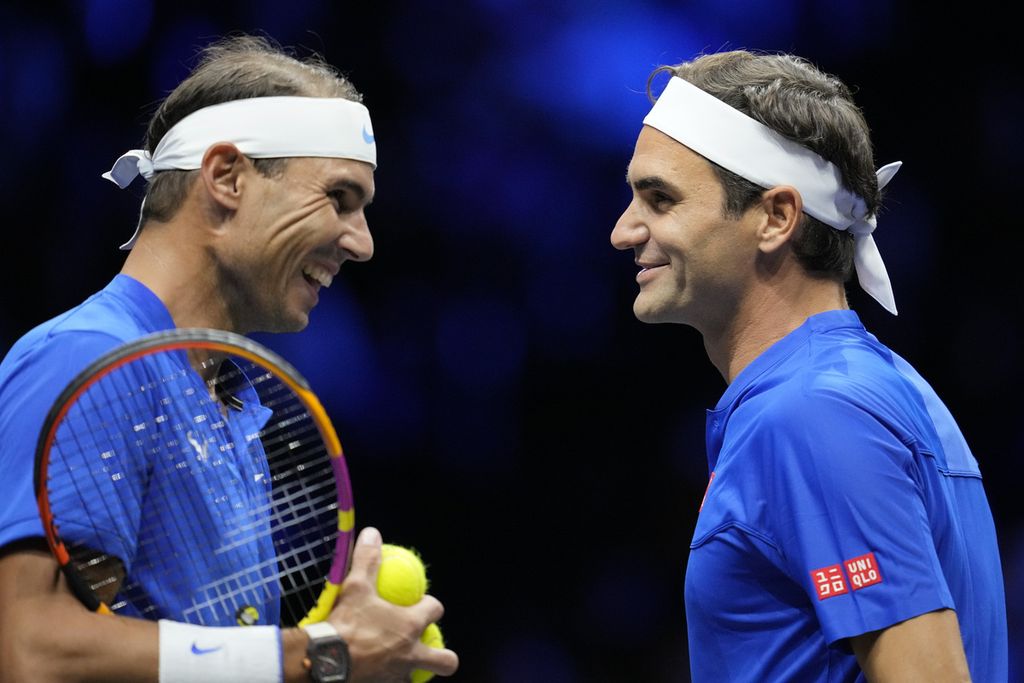 Reaksi Roger Federer dan Rafael Nadal dari Tim Eropa dalam pertandingan nomor ganda putra kejuaraan beregu Piala Laver melawan pasangan Jack Sock/Frances Tiafoe dari Tim Dunia di O2 Arena, London, Sabtu (24/9/2022) dini hari WIB. Federer/Nadal kalah, 6-4, 6-7 (2), 9-11. 