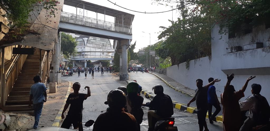 Jalan Sultan Agung, Jakarta Selatan, tak bisa dilewati kendaraan pada Selasa (3/9/2019), pukul 16.00, akibat tawuran antardua kelompok pemuda di sekitar jalan itu.