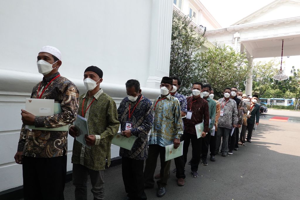Para penerima sertifikat tanah antre sebelum memasuki Istana Negara, Kamis (1/12/2022). 