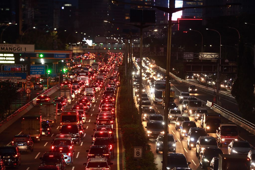 Kemacetan terjadi di Tol Semanggi, Jakarta Pusat, Senin (24/10/2022). 
