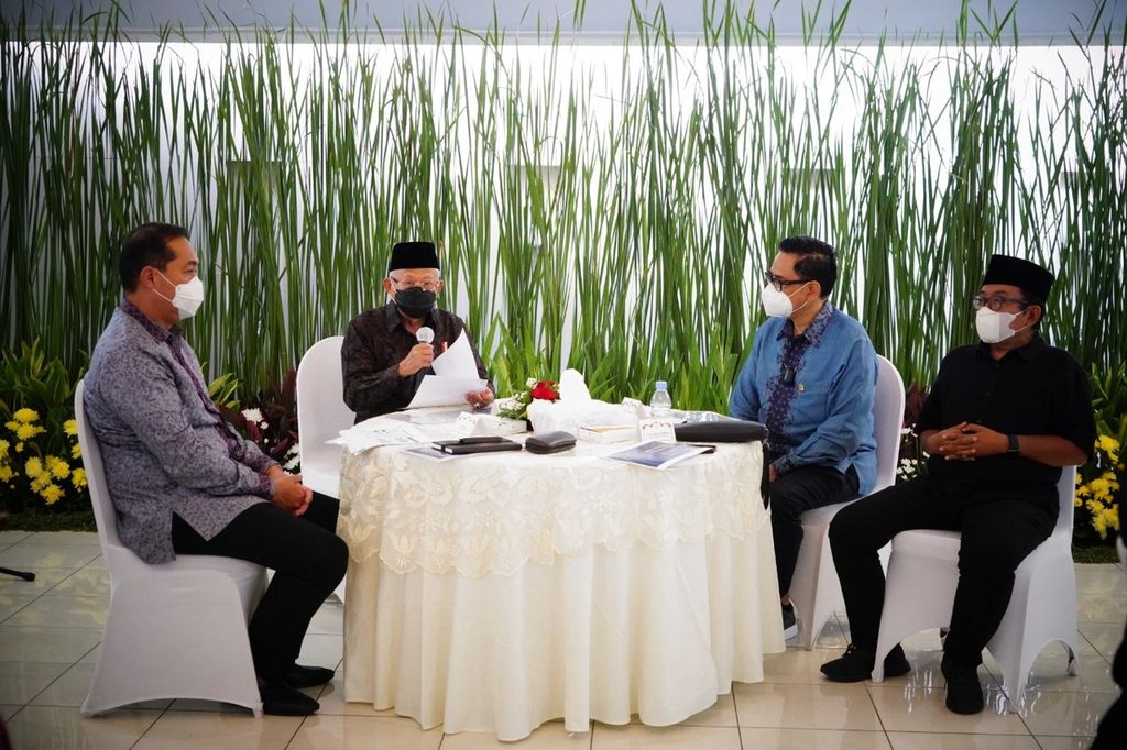 Wakil Presiden Ma’ruf Amin menerima audiensi Menteri Perdagangan Muhammad Lutfi, jajaran Kamar Dagang dan Industri (Kadin) Indonesia, asosiasi, dan perancang mode muslim, Selasa (29/3/2022). 