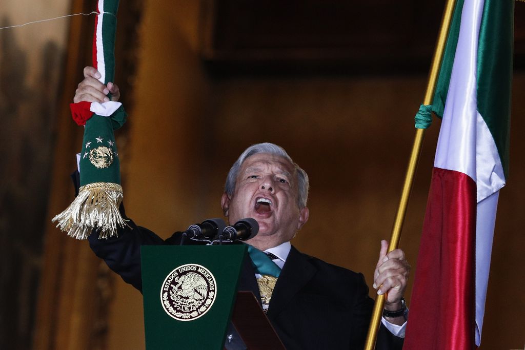 Foto yang diambil pada 15 September 2020 memperlihatkan Presiden Meksiko Andres Manuel Lopez Obrador berorasi pada peringatan hari kemerdekaan negara itu di Istana Nasional di Kota Meksiko. Lopez Obrador dipastikan tidak akan hadir pada KTT G20 di Bali, 15-16 November 2022. 