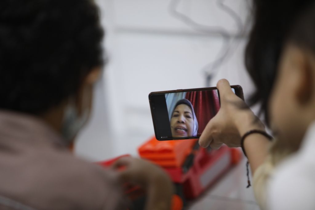 Ponsel digunakan untuk bersilaturahim dengan keluarga di kampung halaman melalui aplikasi video konferensi oleh sebuah keluarga di perumahan Pondok Kelapa, Jakarta Timur, Minggu (24/5/2020). 
