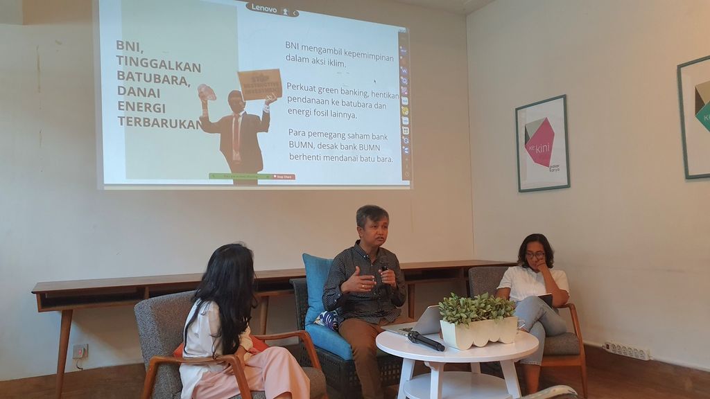Juru kampanye 350 Indonesia, Suriadi Darmoko (tengah), memaparkan materia dalam diskusi media bertajuk Pesan Krisis Iklim untuk Pemegang Saham dan CEO di RUPS Bank BUMN di Jakarta, Senin (13/3/2023).