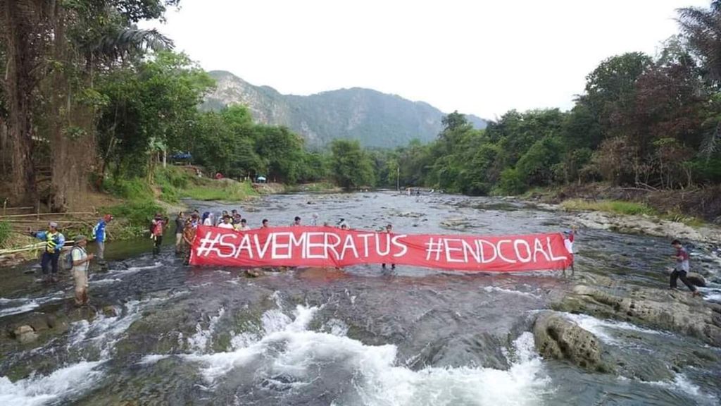 Aktivis lingkungan bersama warga menggelar aksi untuk penyelamatan Pegunungan Meratus di Desa Nateh, Kecamatan Batang Alai Timur, Kabupaten Hulu Sungai Tengah, Kalimantan Selatan, pada 2018.