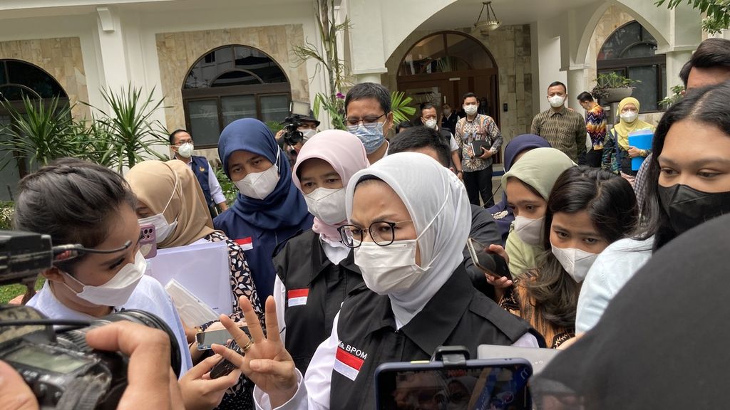 Head of the Food and Drug Supervisory Agency (BPOM) Penny K Lukito (center, white mask) answers a reporter's question about drugs containing ethylene glycol and diethylene glycol contamination in Jakarta on Thursday (27/10/2022).