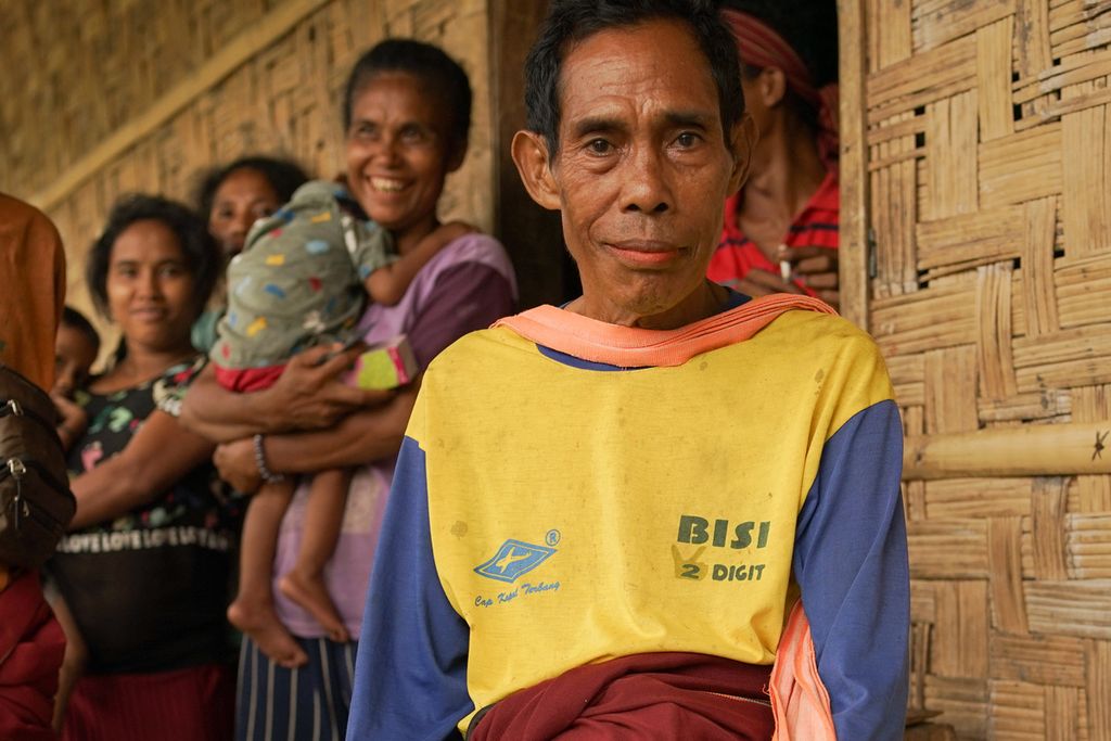 Daniel Dita Dawa (54) saat ditemui di rumahnya di Kodi, Sumba Barat Daya, Nusa Tenggara Timur, pada Kamis (10/11/2022). Kondisi ekonomi yang lemah membuat Daniel dan keluarganya yang beranggotakan tujuh orang jarang makan makanan bergizi.