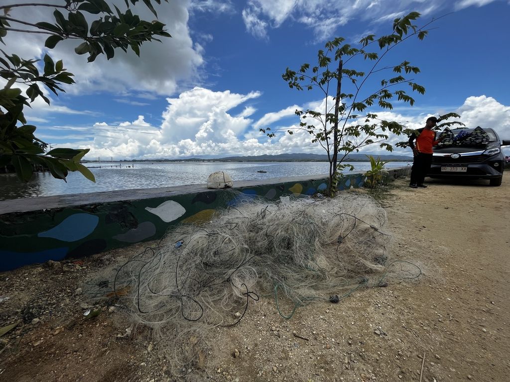 Jaring milik warga yang tenggelam di Teluk Kendari, Kendari, Sulawesi Tenggara, ditemukan masih terpasang pada Senin (17/10/2022). 