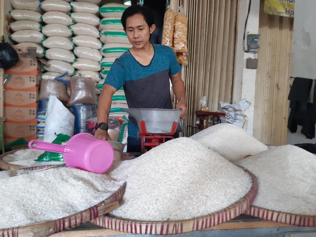 A rice trader is active in serving buyers at the Rejowinangun Market, Magelang City, Central Java, on Monday (3/12/2018).