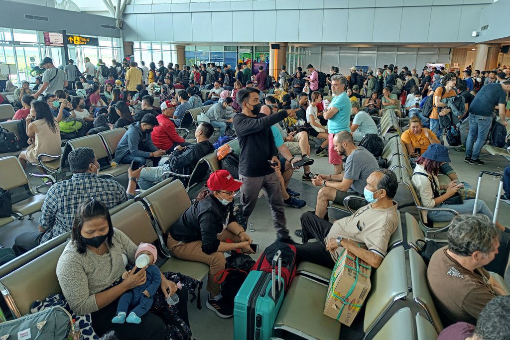 Penumpang menunggu keberangkatan pesawat di terminal penumpang Bandara Lombok, Praya, Nusa Tenggara Barat, Senin (6/3/2023). Kejuaraan Dunia Superbike (WSBK) di Sirkuit Internasional Jalan Raya Pertamina Mandalika berdampak pada meningkatnya volume penumpang di Bandara Lombok mencapai 15,4 persen. 