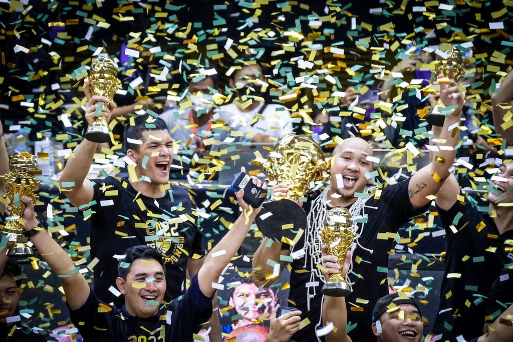 Perayaan gelar juara Satria Muda Pertamina Jakarta usai final Liga Bola Basket Indonesia (IBL) di C-Tra Arena, pada Minggu (28/8/2022). Memasuki musim baru IBL, sistem perekrutan “rookie” dipertanyakan para pelatih klub. 