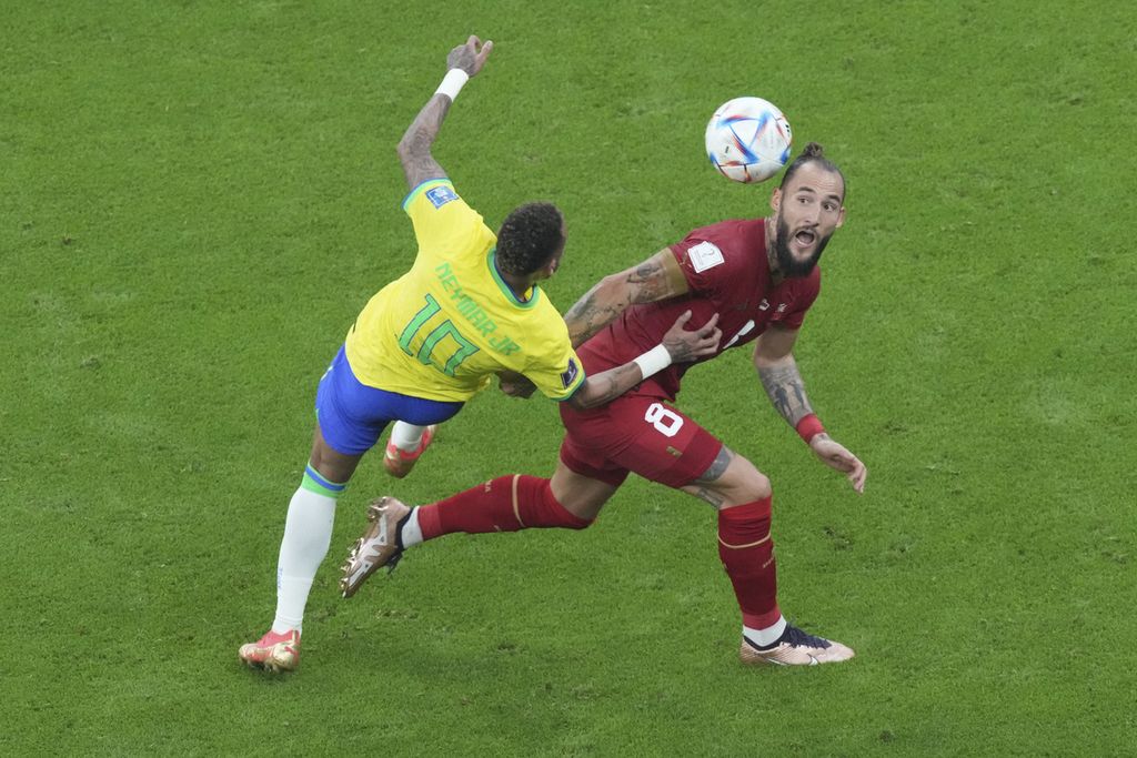 Pemain Brasil Neymar terjatuh saat berebut bola dengan pemain Serbia Nemanja Gudelj pada penyisihan Grup G Piala Dunia 2022 di Stadion Lusail, Qatar, Jumat (24/11/2022) dinihari WIB. Brasil Menang 2-0.