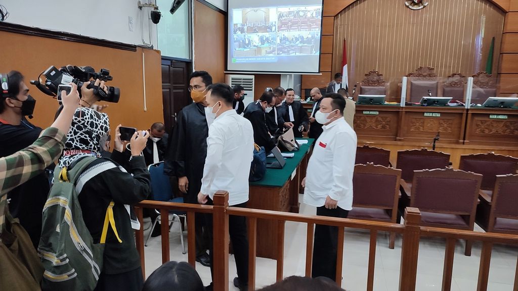 Terdakwa Ricky Rizal dan Kuat Ma’ruf meninggalkan ruang sidang Pengadilan Negeri Jakarta Selatan, Senin (5/12/2022). 