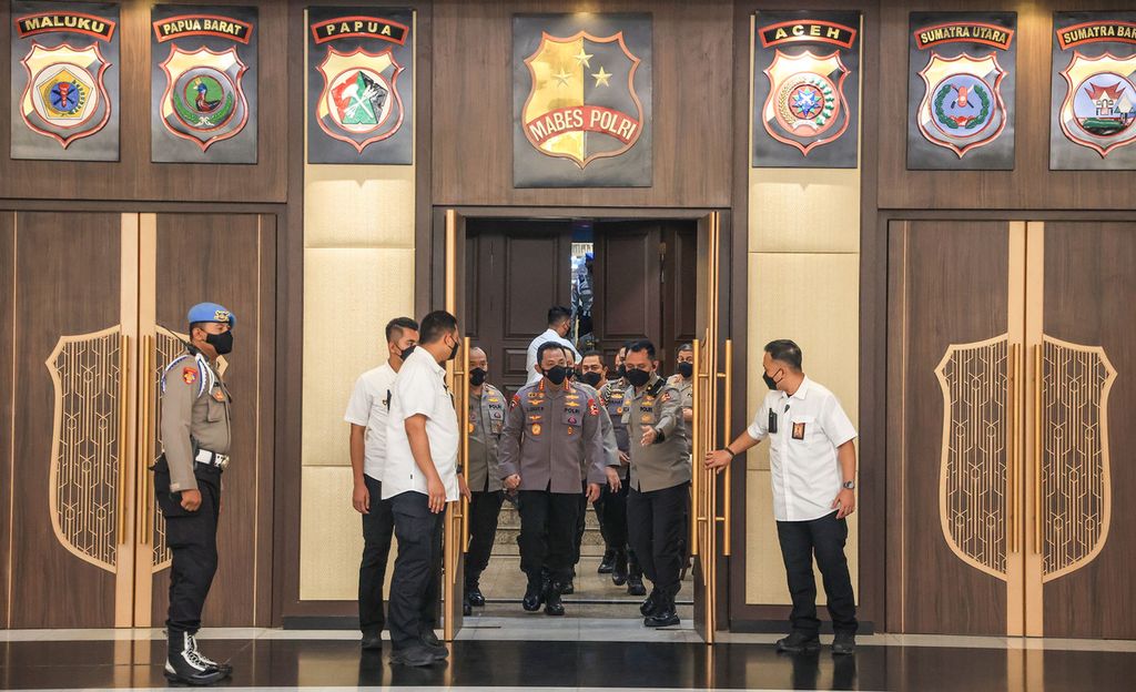 National Police Chief General (Pol) Listyo Sigit Prabowo (center) prepares to give a press statement regarding the death of Brigadier J (Nofriansyah Yoshua Hutabarat) at the National Police Headquarters, Jakarta, Tuesday (9/8/2022). The National Police Chief announced that the National Police special team had named former Head of the National Police Propam Division Inspector General (Pol) Ferdy Sambo as a suspect in the shooting case of Brigadier J at his official residence.