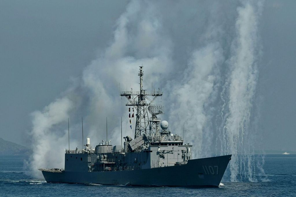Kapal fregat meluncurkan suar saat latihan tahunan Han Kuang di laut dekat pelabuhan angkatan laut Suao, di Yilan, 26 Juli 2022.  