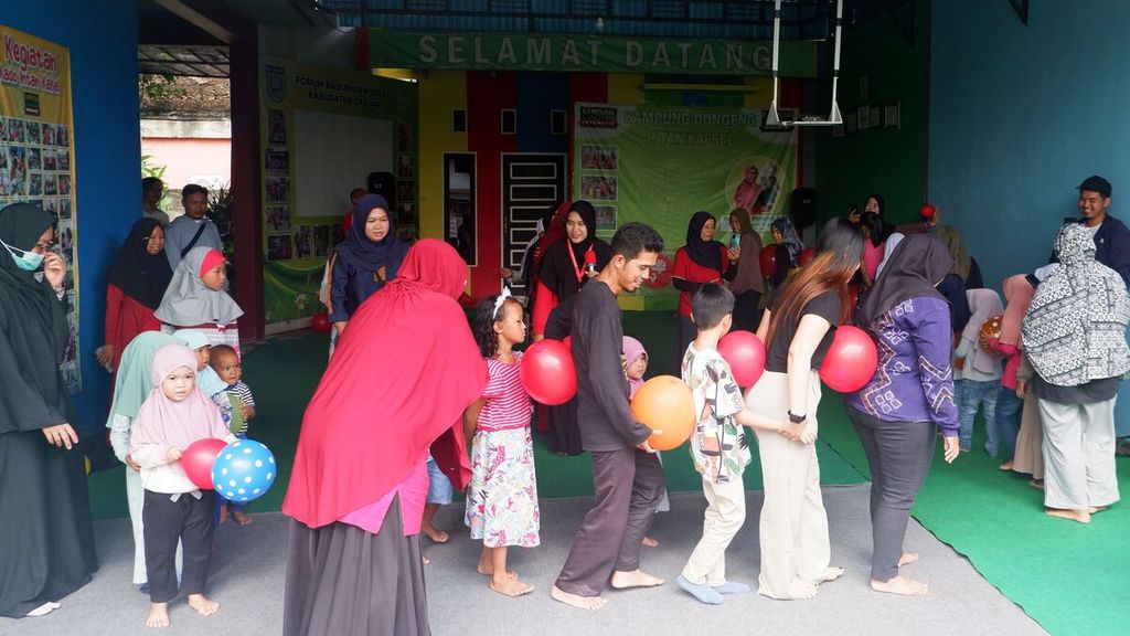 Anak-anak bersama orangtuanya bermain balon dalam kegiatan Kado Pekan Ceria di Kampung Dongeng Intan Kalsel di Sungai Paring, Martapura, Kabupaten Banjar, Kalimantan Selatan, Minggu (19/2/2023). 