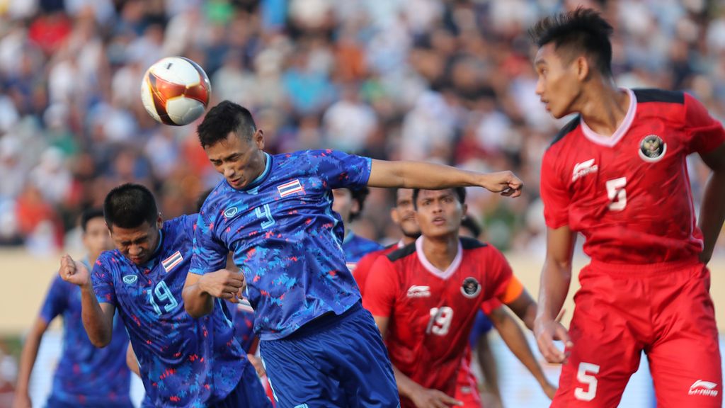 Thailand national team striker Patrik Gustavsson (center) heads the ball in front of Indonesian national team defender Rizky Ridho Ramadhani (right) in the semifinals of the SEA Games Vietnam 2021 football branch at Thien Truong Stadium, Nam Dinh, Vietnam, Thursday (19/5/2021).