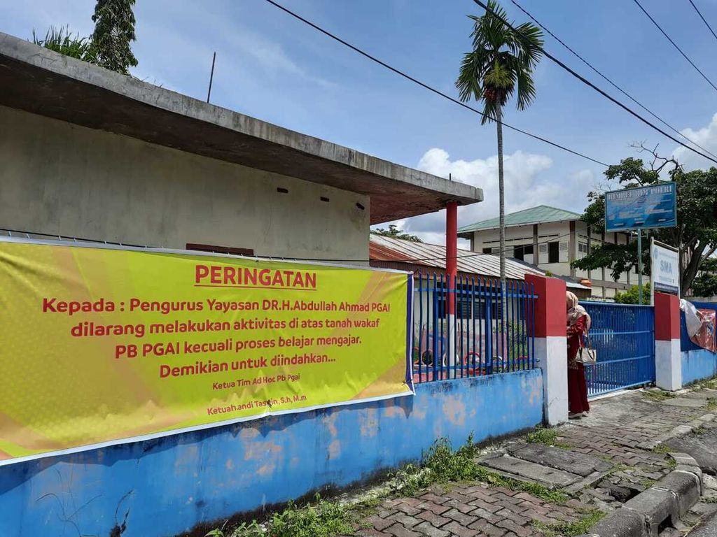 Seorang perempuan memasuki kawasan SMA Yayasan Dr H Abdullah Ahmad Pendidikan Guru Agama Islam (PGAI) Padang, Sumatera Barat, Jumat (4/11/2022).