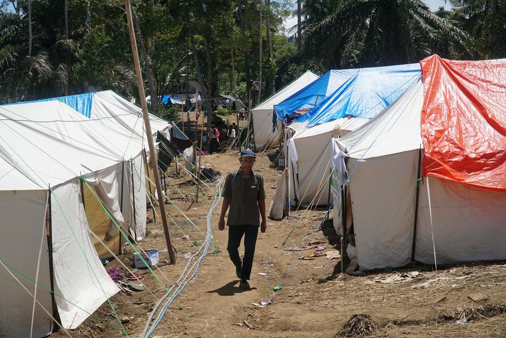Tenda-tenda posko pengungsian Timbo Abu Ateh, Jorong Timbo Abu, Nagari Kajai, Kecamatan Talamau, Pasaman Barat, Sumatera Barat, Sabtu (12/3/2022). 