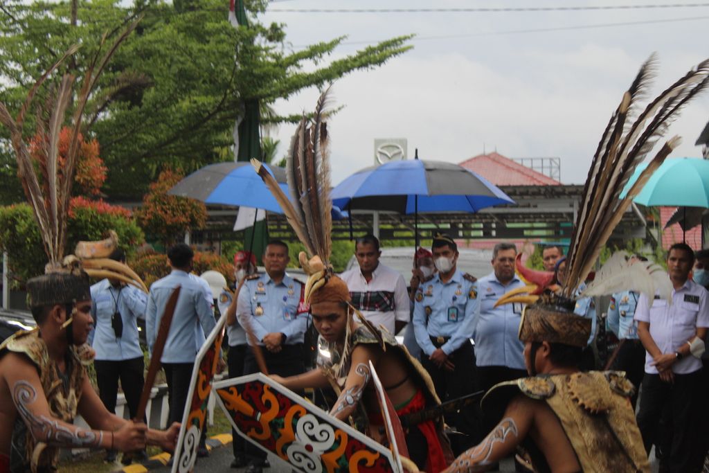 Tarian asli Dayak yang dilakukan oleh warga binaan Rutan Kelas II A Kota Palangkaraya, Kalimantan Tengah, menyambut kedatangan Wakil Menteri Hukum dan HAM Edward Omar Sharif Hiariej, Selasa (25/10/2022). 
