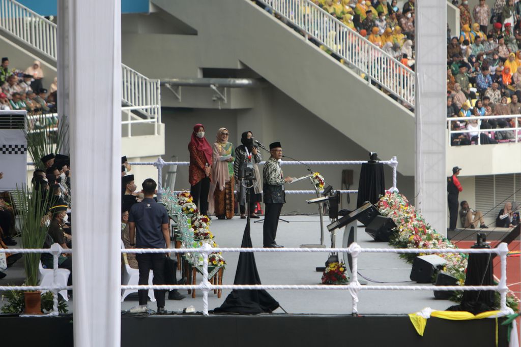 Ketua Umum PP Muhammadiyah Haedar Nashir menyampaikan pidato pada Muktamar 48 pembukaan Muktamar Muhammadiyah dan Aisyiyah di Stadion Manahan, Surakarta, Jumat (19/11/2022). 
