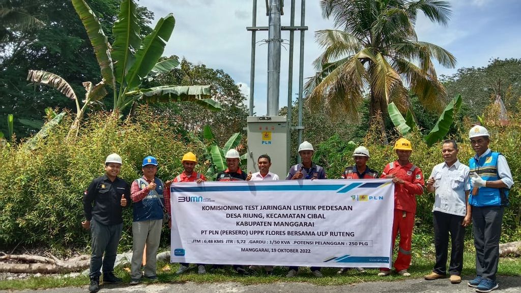 Petugas PLN melakukan uji coba jaringan listrik menuju desa Riung Kecamatan Cibal Kabupaten Manggarai, 19 Oktober 2022.