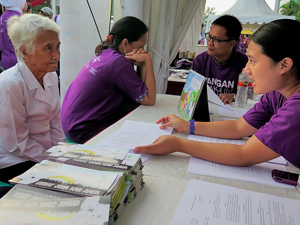 Seorang ibu sedang menjalani tes deteksi dini demensia alzheimer di pelayanan kesehatan yang berada di acara Jalan Sehat Peduli Alzheimer, di Jakarta, Minggu (21/9/2014). 