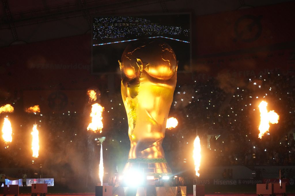 Atraksi kembang api di tugu trofi Piala Dunia pertandingan disajikan saat pertandingan antara Ekuador dan Senegal di fase Grup A Piala Dunia 2022 di Stadion Khalifa, Qatar, Selasa (29/11/2022). Indonesia yang akan menjadi tuan rumah Piala Dunia U-20 2023 harus belajar banyak dari Qatar sebagai tuan rumah Piala Dunia 2022.